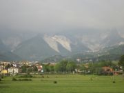 Carraran kaupunki, joka on tunnettu marmoristaan. Valkoiset alueet vuorilla ovat valkoista marmoria